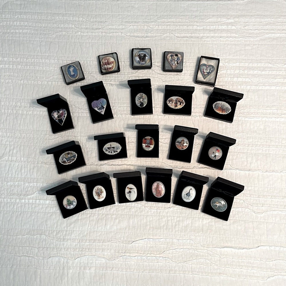 P. Buckley Moss Society Membership Pins From 1995-2015 in Mint Condition & Boxed